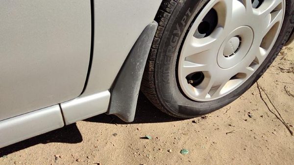 2000-2004 Subaru Legacy Passenger Right Moulding From Fender Oem Mud Flap — photo 3