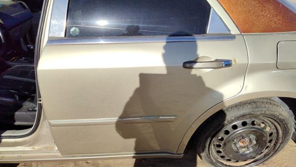 2006 Chrysler 300 Rear Door LH Gold Pyg — photo 2