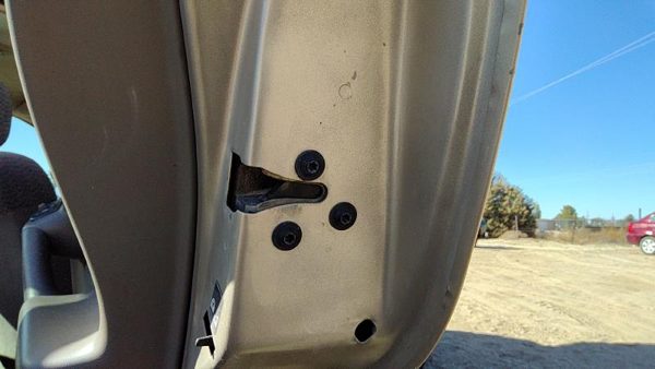 1999-2005 Pontiac Grand Am Passenger Right Rear Door Latch With Rods/Cables Back — photo 1