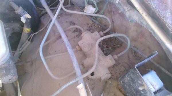 1986 Isuzu Pup Pickup Brake Proportioning Valve Oem — photo 1