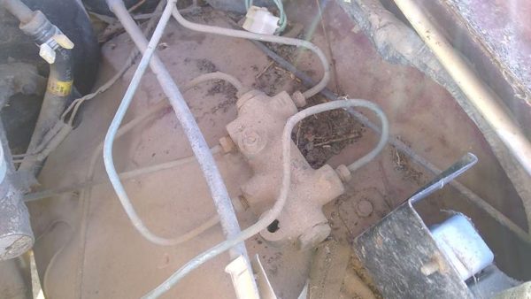 1986 Isuzu Pup Pickup Brake Proportioning Valve Oem — photo 2