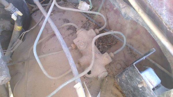 1986 Isuzu Pup Pickup Brake Proportioning Valve Oem — photo 3