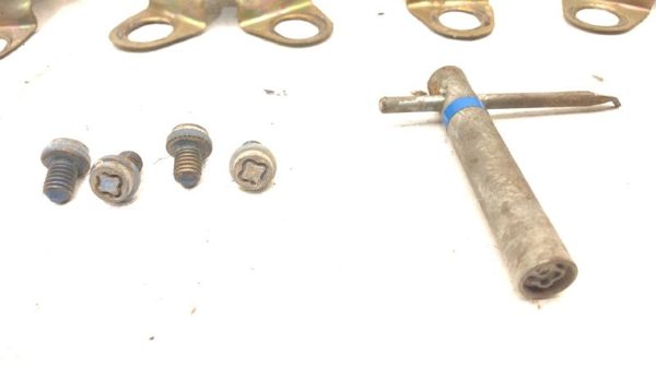 1984 Cadillac Deville Hub Cap Retainer Bracket Set Locking Hub Cap Bolts And Key — photo 2