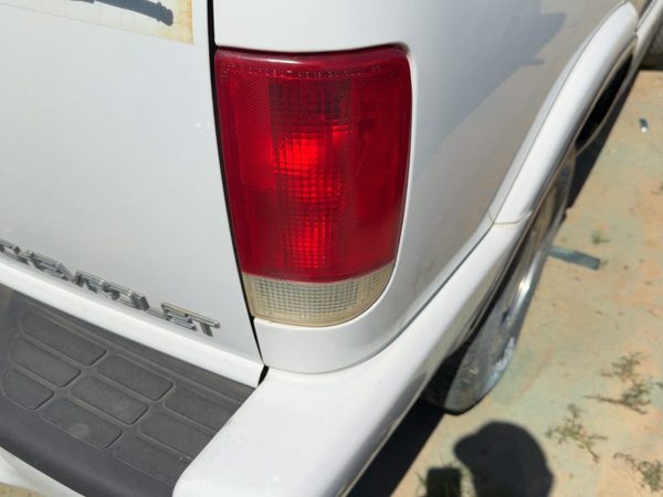 1995-2005 Chevy S10 Blazer Passenger Right Tail Light Brake Lamp Oem Rear — photo 3