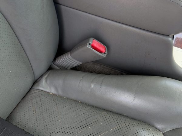 98-04 Seville Passenger Right Front Seat Belt Buckle Receiver Dark Gray 145 — photo 1