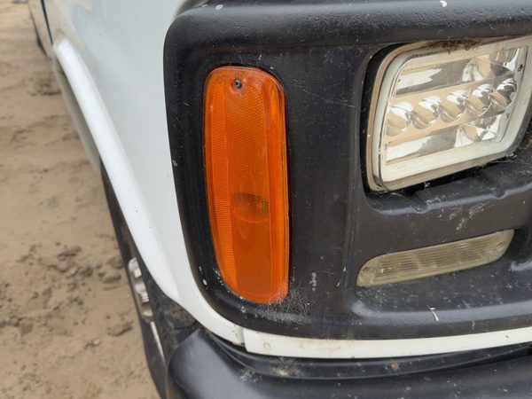 96-02 Express Van 2500 Passenger Right Front Turn Signal Light Outer Mounted — photo 1