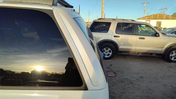 00-06 Chevy Suburban Driver Left Rear Moulding On Quarter Panel 50U Summit White — photo 2