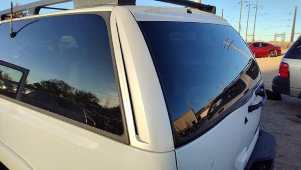 00-06 Chevy Suburban Driver Left Rear Moulding On Quarter Panel 50U Summit White — photo 1