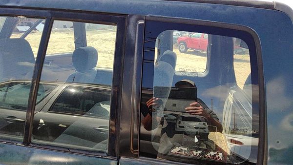 1997 Suzuki Sidekick Quarter Panel Moulding LH Green — photo 1