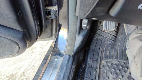 2002-2005 Hyundai Xg350 Driver Left Lower Kick Trim Panel Oem Black — photo 2