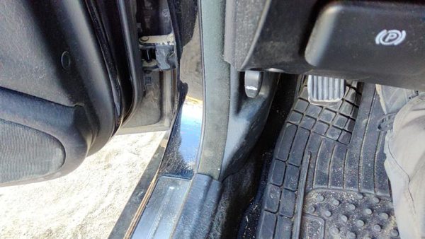 2002-2005 Hyundai Xg350 Driver Left Lower Kick Trim Panel Oem Black — photo 3