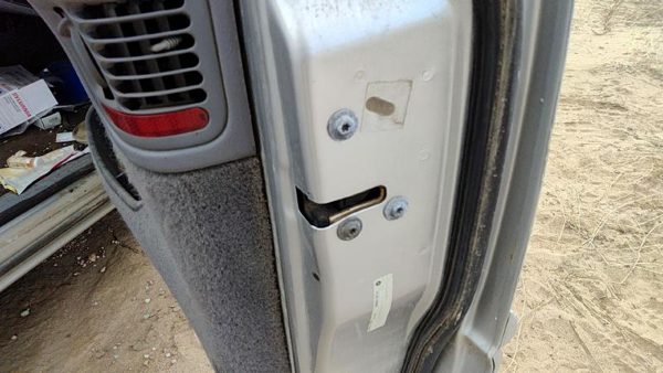 2000 Chrysler Town & Country Passenger Right Front Door Latch With Rods/Cables — photo 1