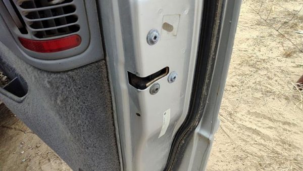 2000 Chrysler Town & Country Passenger Right Front Door Latch With Rods/Cables — photo 3