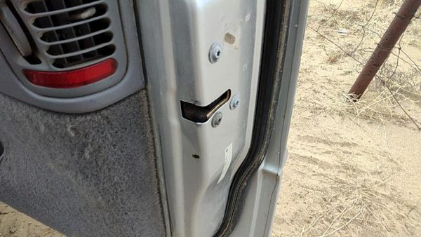 2000 Chrysler Town & Country Passenger Right Front Door Latch With Rods/Cables — photo 4