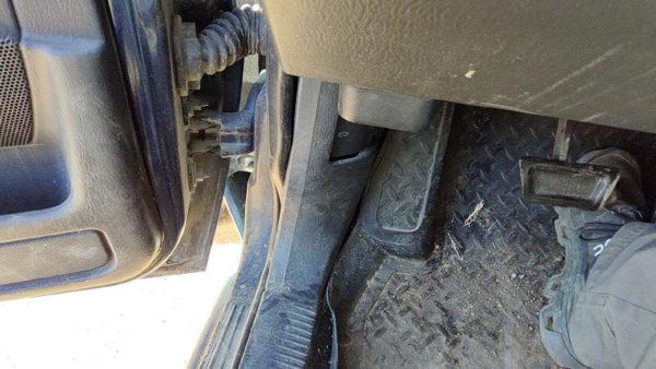 2002-2004 Jeep Grand Cherokee Driver Left Lower Kick Trim Panel Oem Gray Dv — photo 2