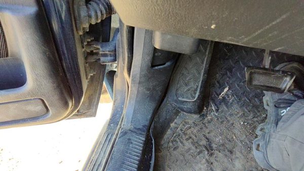 2002-2004 Jeep Grand Cherokee Driver Left Lower Kick Trim Panel Oem Gray Dv — photo 3
