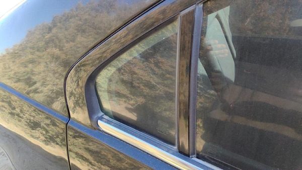 06-12 Ford Fusion Passenger Right Rear Vent Window Back Door Glass With Frame — photo 2
