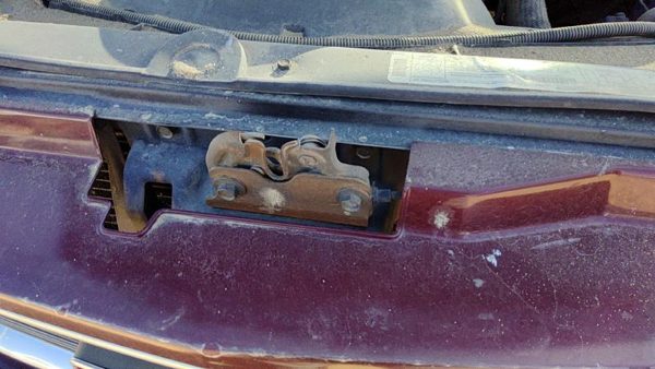 1995-2000 Gmc Yukon Hood Latch Assembly With Bracket Oem — photo 4
