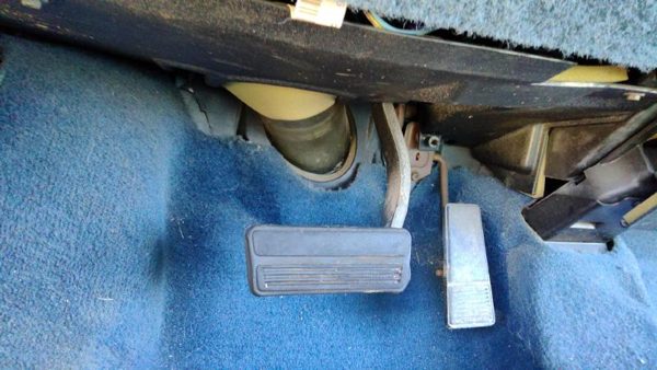 88-92 Olds Cutlass Cierra Gas And Brake Pedal Assembly Automatic Transmission — photo 1