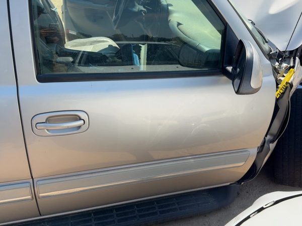2005 Suburban 1500 Front Door RH Silver Birch 59U — photo 2