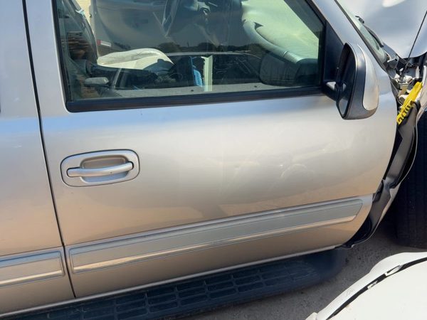 2005 Suburban 1500 Front Door RH Silver Birch 59U — photo 4