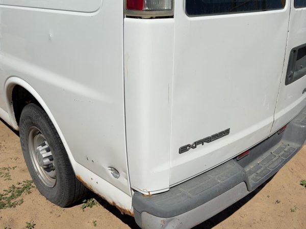 00 Express 2500 Driver Left Rear Moulding On Quarter Panel Oem 135" Wb White 50U — photo 2