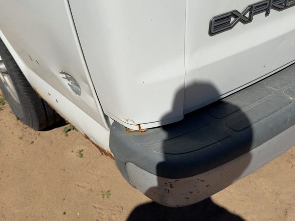 00 Express 2500 Driver Left Rear Moulding On Quarter Panel Oem 135" Wb White 50U — photo 4