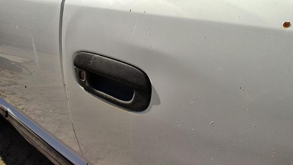 1998 Dodge Ram 1500 Outside Door Handle RH White — photo 1