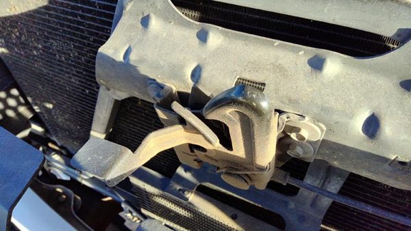 2000-2002 Chevy Suburban Hood Latch Assembly With Bracket Oem 88980513 — photo 2