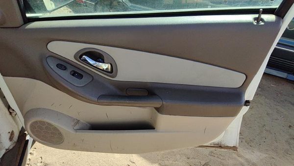 04-05 New Style Malibu Passenger Right Front Door Panel Wth Switches Neutral 52E — photo 2