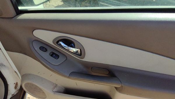 04-05 New Style Malibu Passenger Right Front Door Panel Wth Switches Neutral 52E — photo 4