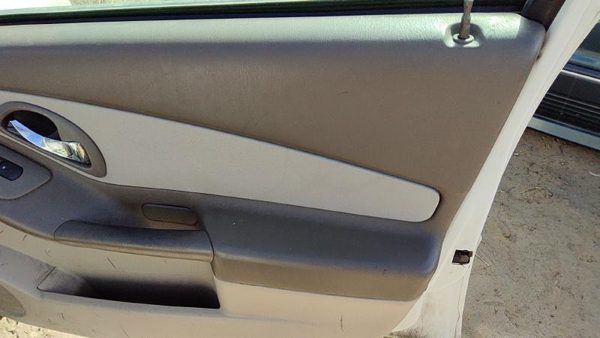 04-05 New Style Malibu Passenger Right Front Door Panel Wth Switches Neutral 52E — photo 3