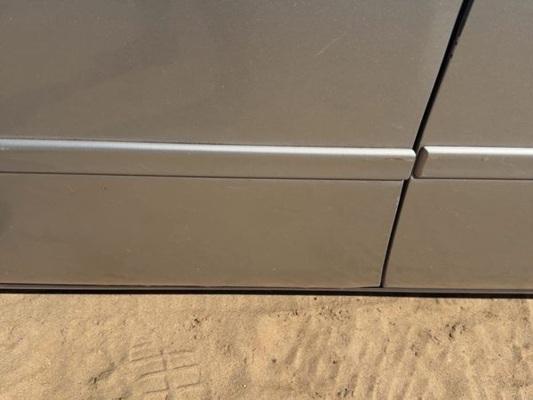 2005 Cadillac Deville Front Door Moulding LH Platinum 67U — photo 2