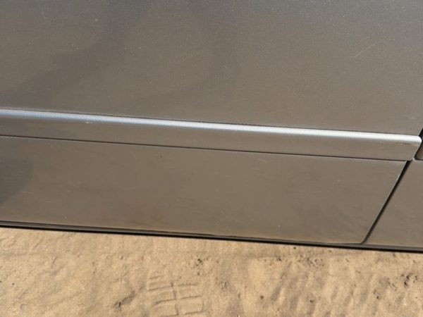 2005 Cadillac Deville Front Door Moulding LH Platinum 67U — photo 3