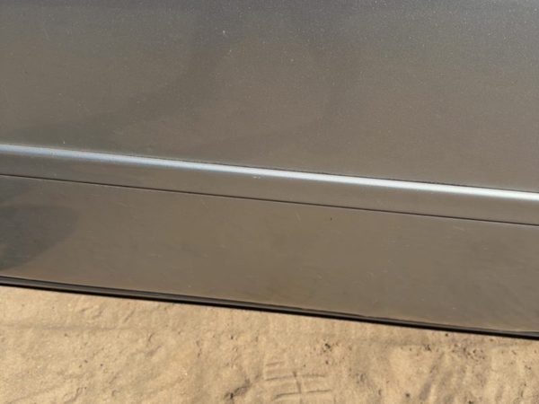 2005 Cadillac Deville Front Door Moulding LH Platinum 67U — photo 4