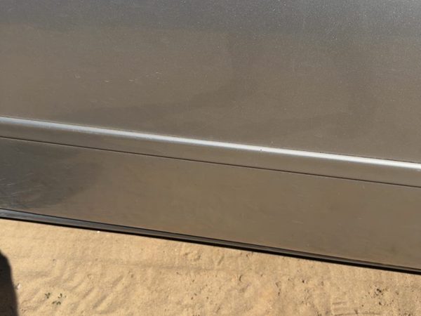 2005 Cadillac Deville Front Door Moulding LH Platinum 67U — photo 5
