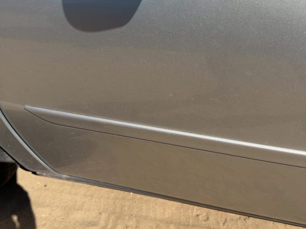 2005 Cadillac Deville Front Door Moulding LH Platinum 67U — photo 8