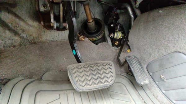 2002-2006 Toyota Camry Gas And Brake Pedal Assembly Automatic Transmission — photo 1
