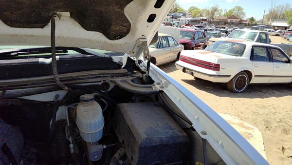 2008 Chevy Silverado 2500 Hood Hinge RH White 50U — photo 1