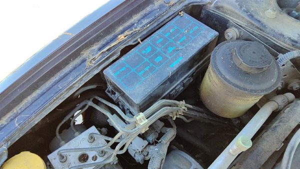 2002 INFINITI G20 Engine Fuse Box 2.0L — photo 2