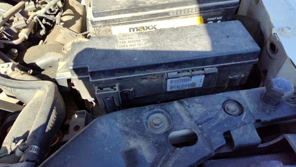 2005 Jeep Liberty Engine Fuse Box 3.7L — photo 4