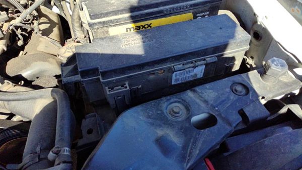 2005 Jeep Liberty Engine Fuse Box 3.7L — photo 3