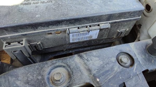 2005 Jeep Liberty Engine Fuse Box 3.7L — photo 5