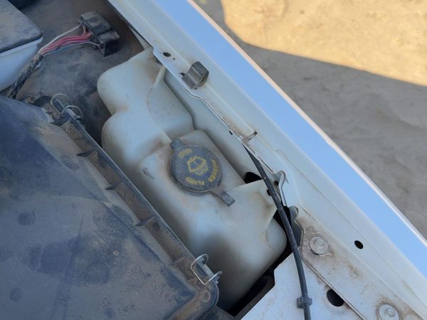 90-97 Town Car Windshield Washer Fluid Reservoir With Pump Oem Wiper Tank — photo 2