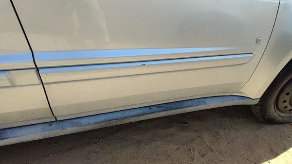 05-09 Equinox Passenger Right Front Moulding From Door Oem Trim Strip Silver 67U — photo 1