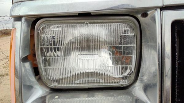 1992 Jeep Cherokee Headlamp Assembly RH — photo 1