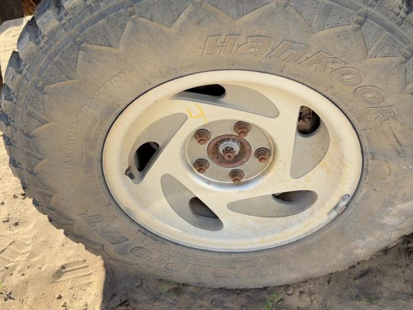 1998 Lincoln Navigator Wheel LH 4 — photo 2