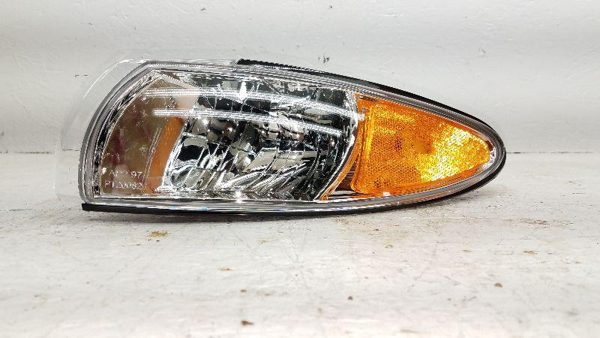 1997-2003 Ponntiac Grand Prix Driver Left Turn Signal Light 16521833 — photo 1
