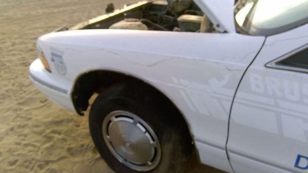 1991-1996 Chevy Caprice Driver Left Front Fender Oem White — photo 3