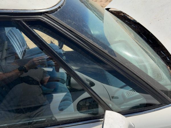 92-99 Eighty Eight Passenger Right Front Vent Window Small Door Glass With Frame — photo 2